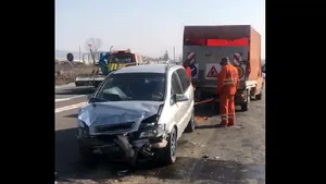 Şapte persoane rănite în urma impactului dintre două maşini, în Caraş-Severin | VIDEO