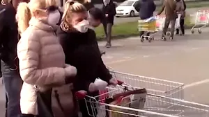 Românii din Italia, faţă în faţă cu teama şi rafturile goale. Cozile se întind pe zeci de metri, iar oamenii nu au nicio garanţie că în rafturi vor mai găsi ceva | VIDEO