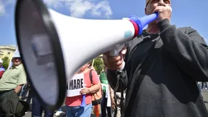 Aproximativ 1.500 de angajaţi din administraţia publică au protestat la sediul Guvernului - FOTO