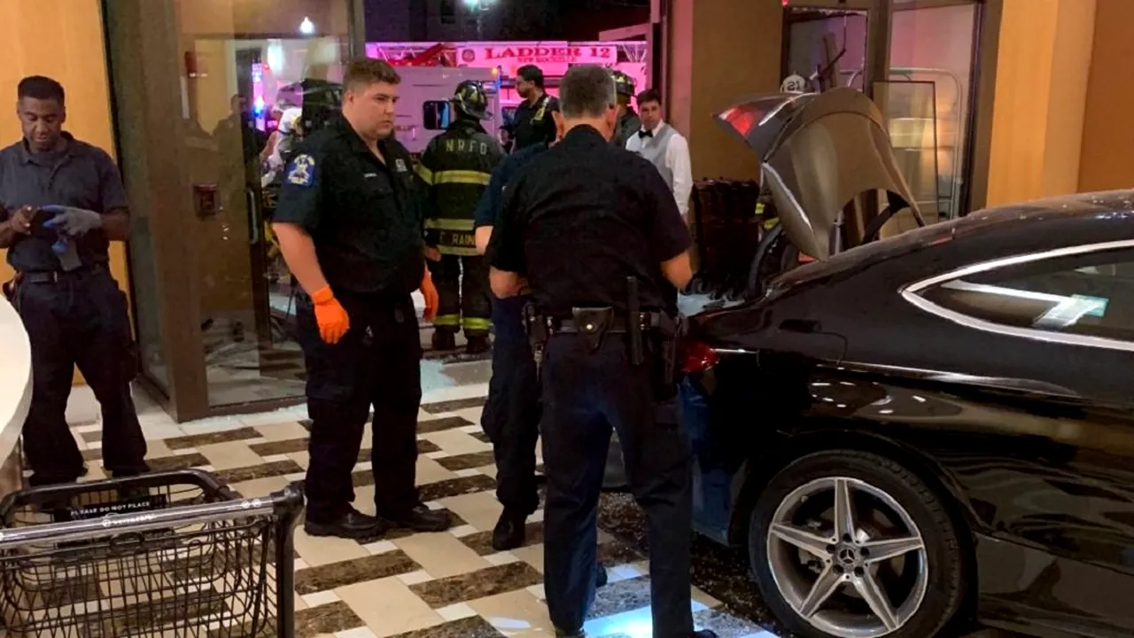 O maşină a pătruns în holul clădirii Trump Plaza din New York. Mai mulţi răniţi/ Reacţia şoferului după ce a realizat situaţia