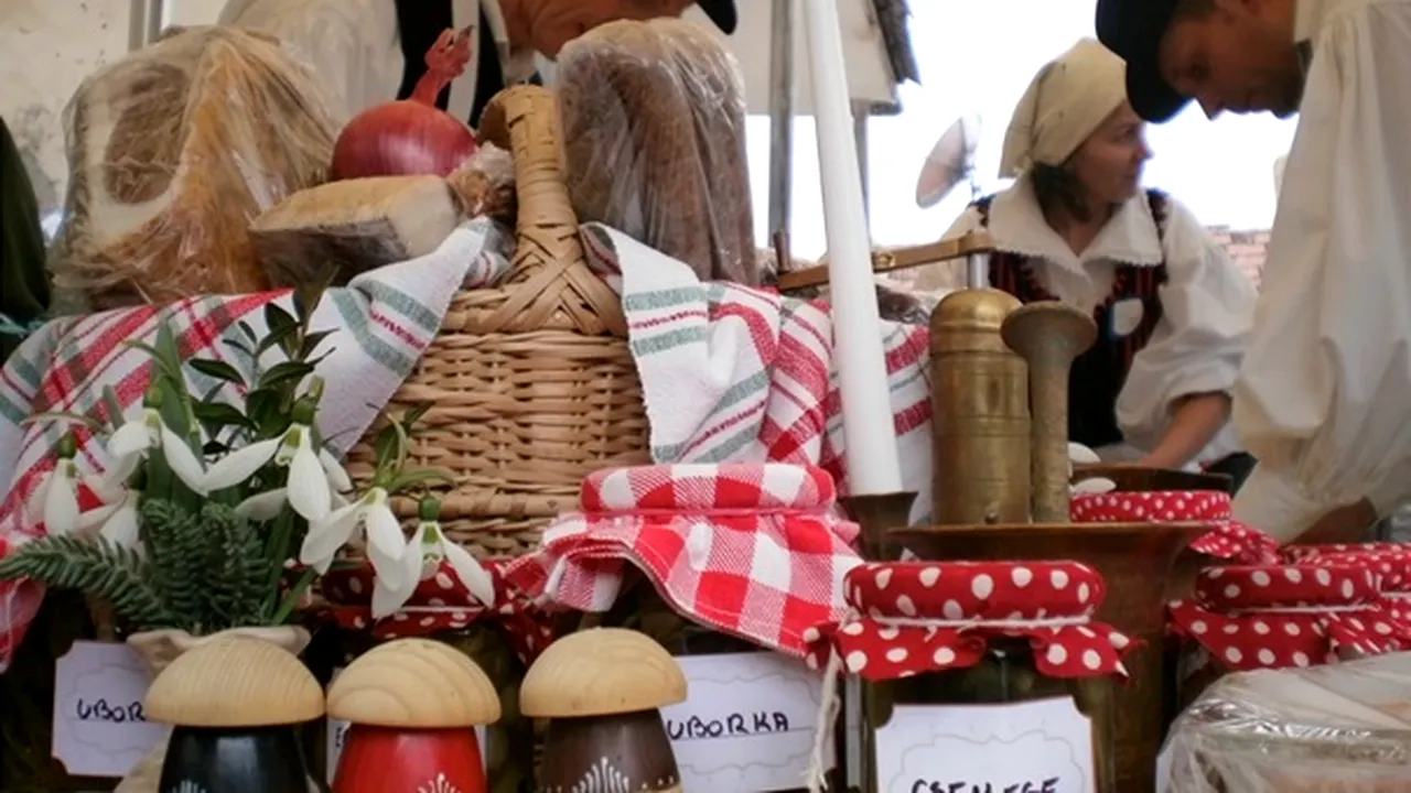 Zeci de bucătari s-au întrecut la prima ediţie a Festivalului Cârnaţilor din Harghita - FOTO
