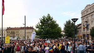 Proteste în ţară: Mai mulţi protestatari şi-au adus corturi să doarmă în Piaţa Unirii din Cluj/ La Sibiu oamenii au deschis o sticlă cu şampanie şi i-au urat lui Liviu Dragnea 