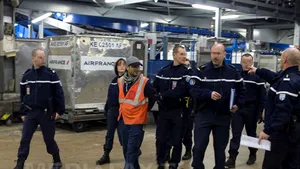 ANCHETĂ la aeroportul Roissy-Charles-de-Gaulle: Treizeci de angajaţi, ARESTAŢI pentru furt din bagaje
