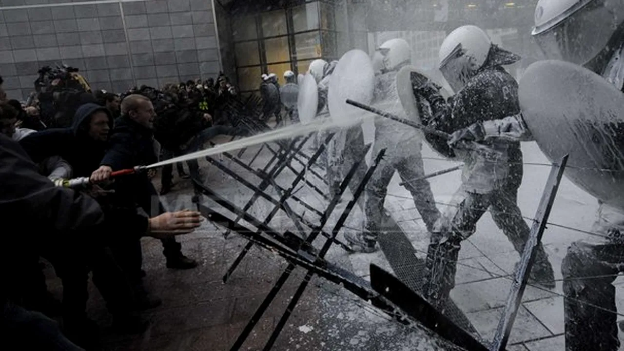 Protest la Bruxelles: Manifestanţii au venit cu tractoarele. Jandarmii au fost împroşcaţi cu lapte