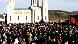 Mii de pelerini la slujba oficiată la Mănăstirea 