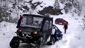 Intervenţie pentru recuperarea unor turişti rămaşi blocaţi cu maşina pe un drum din Masivul Bucegi
