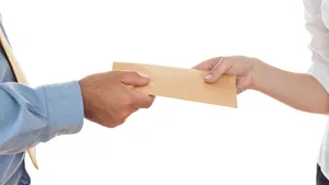 Directoarea unei şcoli din Bucureşti prinsă când lua mită 21.000 de euro, trimisă în judecată