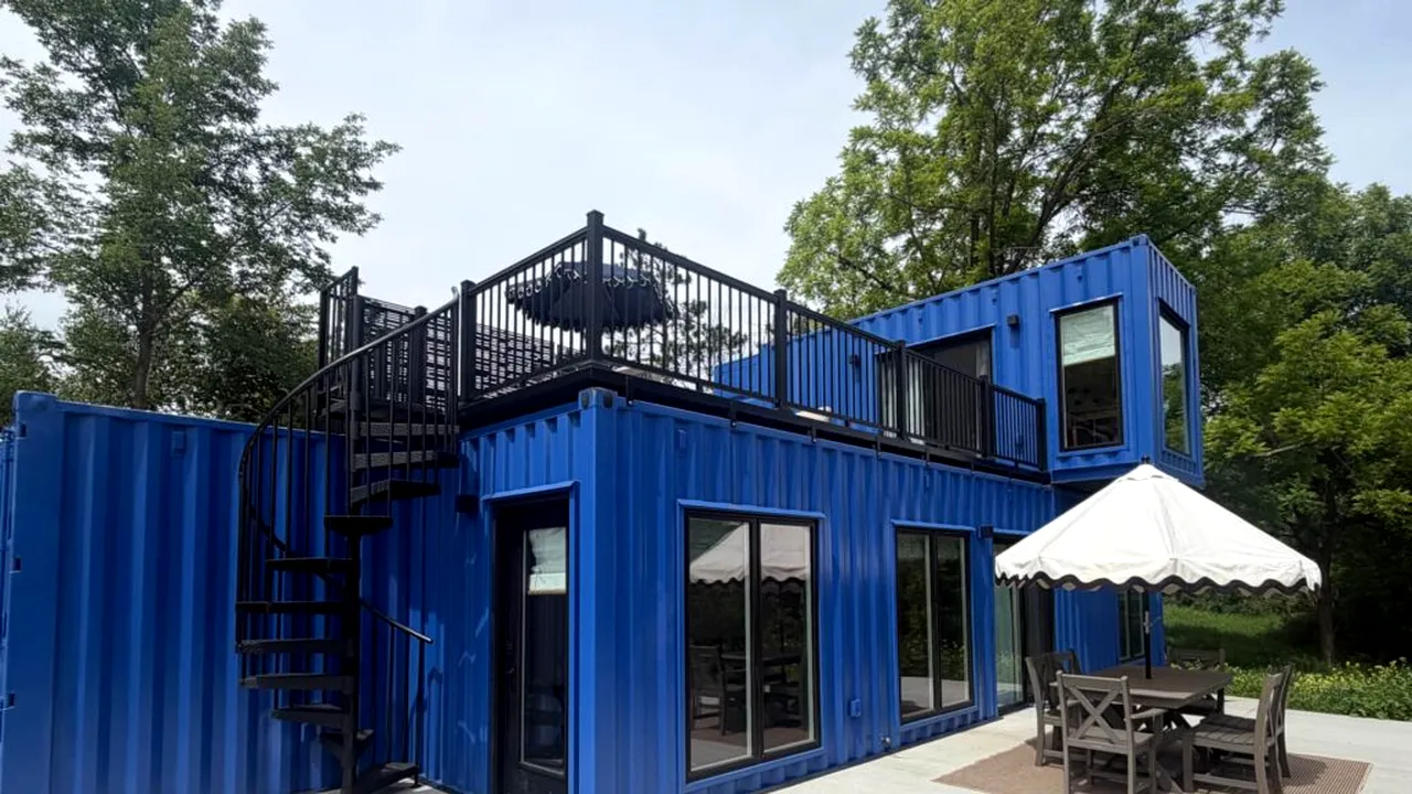 Ai locui într-o casă de lux făcută din trei containere navale? Proiectul inedit are terasă pe acoperiș, saună și piscină