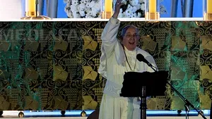 Papa Francisc a purtat pe cap o podoabă din pene oferită de un indian Pataxo