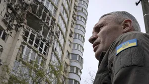 Rusia lansează atacuri aeriene asupra Kievului, de ziua oraşului: cel puţin un mort