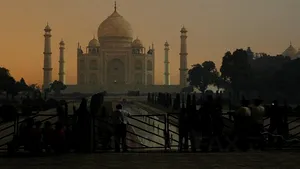 Taj Mahal nu se mai vede din cauza smogului. Capitala Indiei introduce măsuri antipoluare stricte