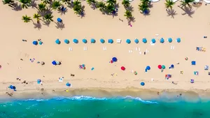 Un tată a înălţat o DRONĂ pentru a-şi fotografia copiii aflaţi pe plajă, dar ceva din apă i-a atras atenţia: „A fost un moment de la Dumnezeu” - FOTO