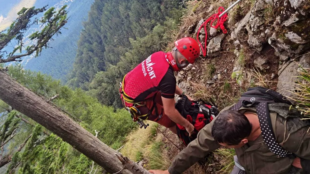 Un bucureştean s-a aventurat pe munte şi a rămas blocat. A fost salvat după patru ore