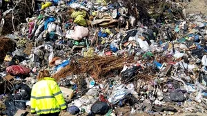 Sufocaţi de gunoaie. Peste 300.000 de kilograme de deşeuri, adunate în primele 15 zile ale campaniei Curăţăm România