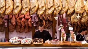 Arta tăierii jamonului iberico. Povestea omului care câştigă 4000 de dolari ca să felieze celebra şuncă spaniolă