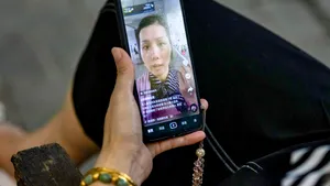 Cât ajunge să câştige un român influencer pe TikTok pe o singură postare