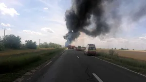 Brăila: Impact între o cisternă încărcată cu benzină şi un autoturism. Maşinile au luat foc
