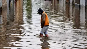 Bacău: 50 de gospodării din trei localităţi, afectate de ploile torenţiale
