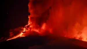 O nouă erupţie a vulcanului Etna. Lava a fost aruncată la 700 de metri înălţime