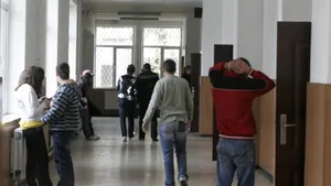 Elevă de 12 ani fotografiată dezbrăcată