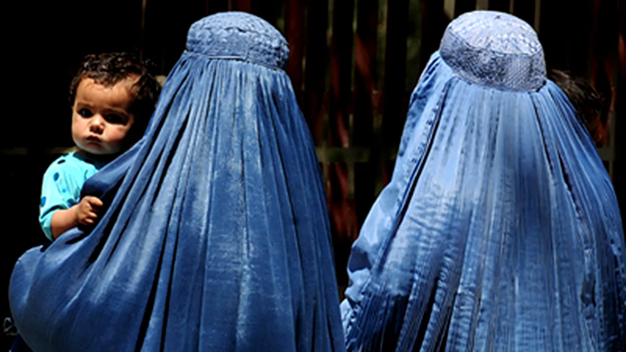 Austria a interzis utilizarea vălului islamic în şcolile primare/ Reacţia unei organizaţii care apără drepturile musulmanilor: Legea este o ruşine