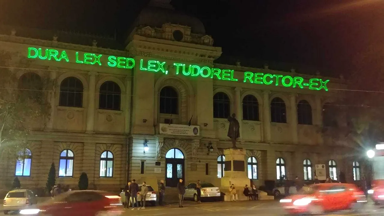 Mesaje împotriva lui Tudorel Toader au fost proiectate pe faţada Facultăţii de Drept din Iaşi. Cine este organizatorul acţiunii