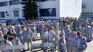 PROTEST SPONTAN la Dacia: Peste 5.000 de angajaţi au oprit activitatea