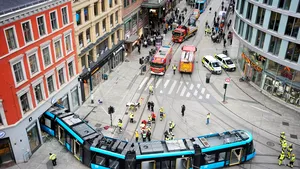 Un tramvai a deraiat şi a intrat cu viteză într-un magazin din centrul oraşului Oslo