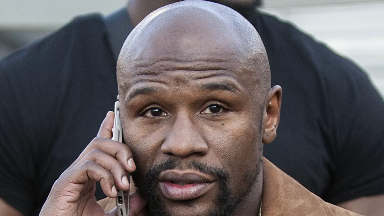  Floyd Mayweather se luptă cu COVID. Vrea să revină pentru un nou cec de milioane de dolari