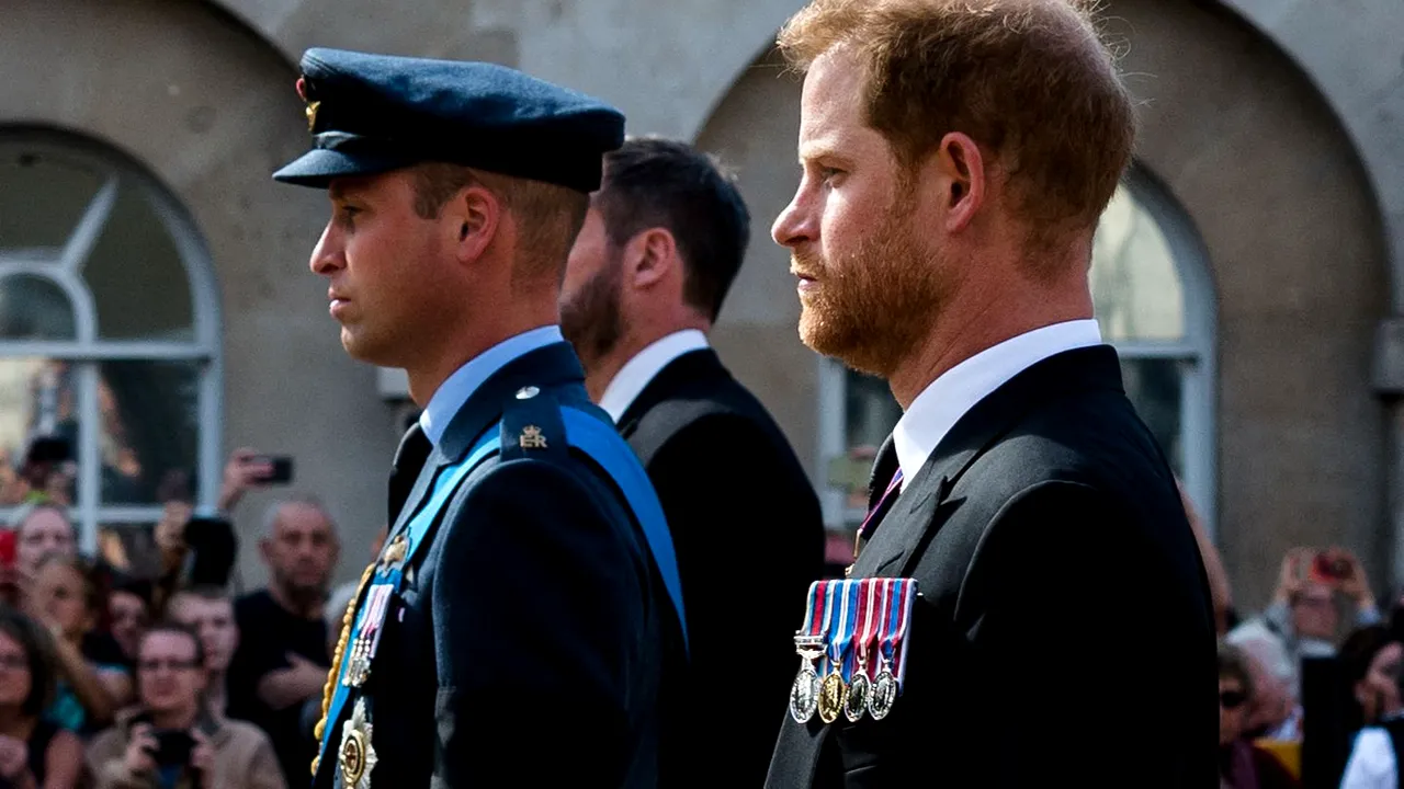William şi Harry vin în uniformă militară la un priveghi al bunicii lor, Reginei Elisabeta