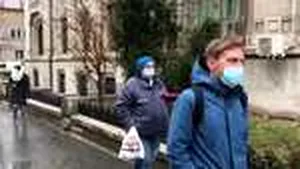 Flashmob cu măşti medicale în faţa Primăriei Capitalei, împotriva poluării | VIDEO 