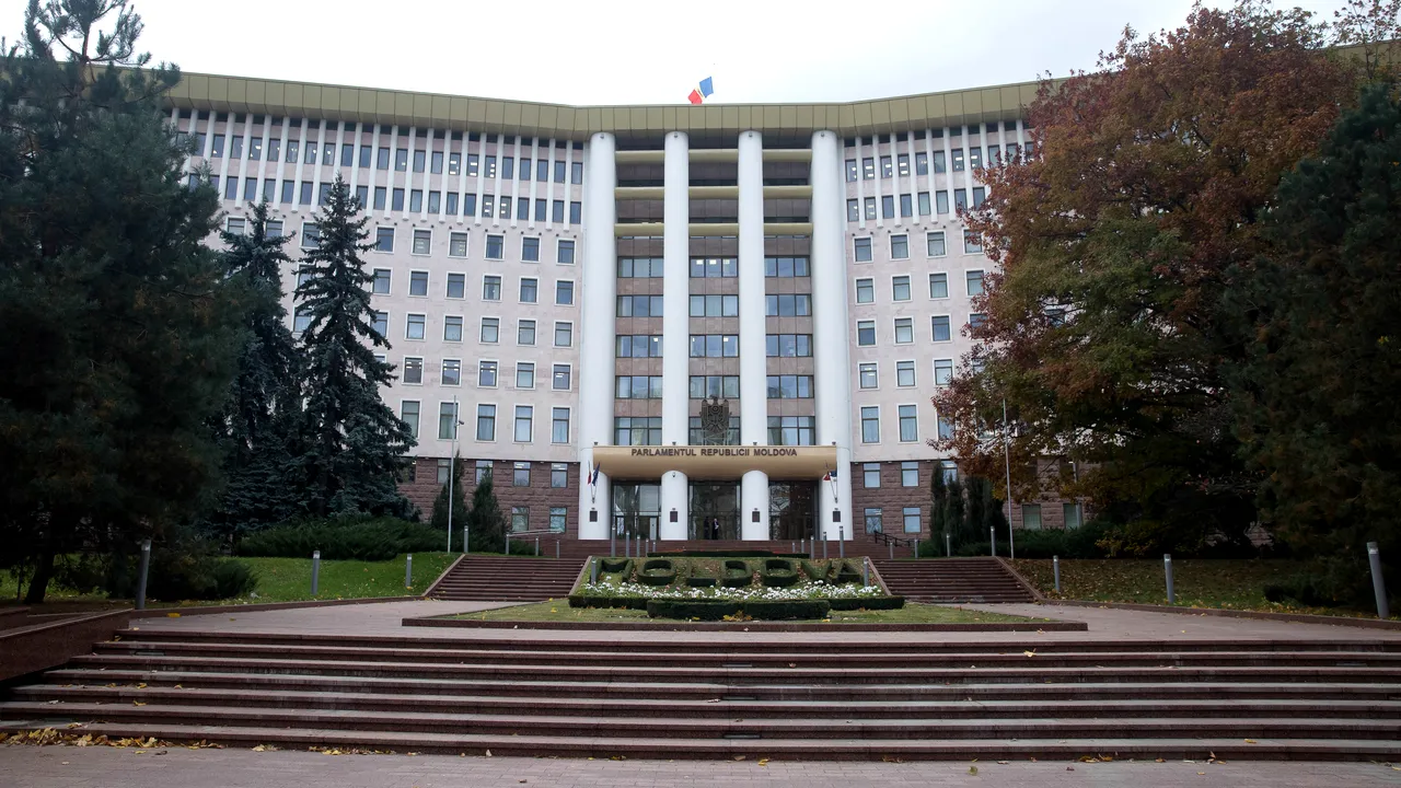 Percheziţii în Parlamentul Republicii Moldova într-un dosar de „trădare de patrie”. Erau transmise informaţii la Ambasada Rusiei de la Chişinău