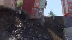 Momentul în care un bloc din Istanbul se prăbuşeşte ca un castel de cărţi | VIDEO 