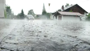 Emoţionant. Un copil din Prahova, luat de viitură în vară, a fost botezat de pompierul care l-a salvat de la înec