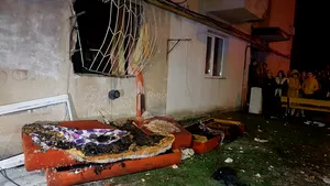 Explozie urmată de un incendiu într-un apartament din Târgu-Jiu. O femeie a fost rănită