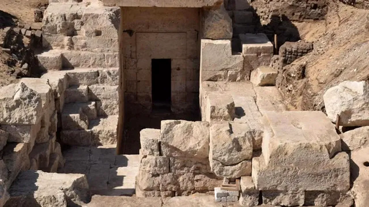 Templu vechi de 2.100 de ani din Egiptul Antic, descoperit în spatele unor stânci