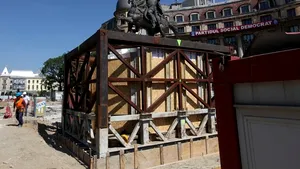 Oprescu: Cele patru statui au revenit la Universitate, în câteva săptămâni parcarea va fi funcţională