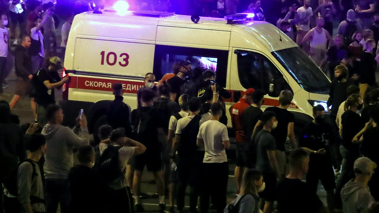Un protestatar a murit în urma violenţelor produse luni seară în capitala Belarusului 