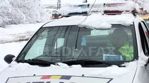 Bacău: Şofer cercetat după ce a avariat o maşină de Poliţie şi a rupt hainele a doi poliţişti