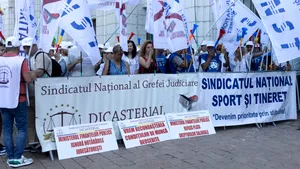 Angajații din administrația fiscală și financiară protestează în fața Ministerului Finanțelor
