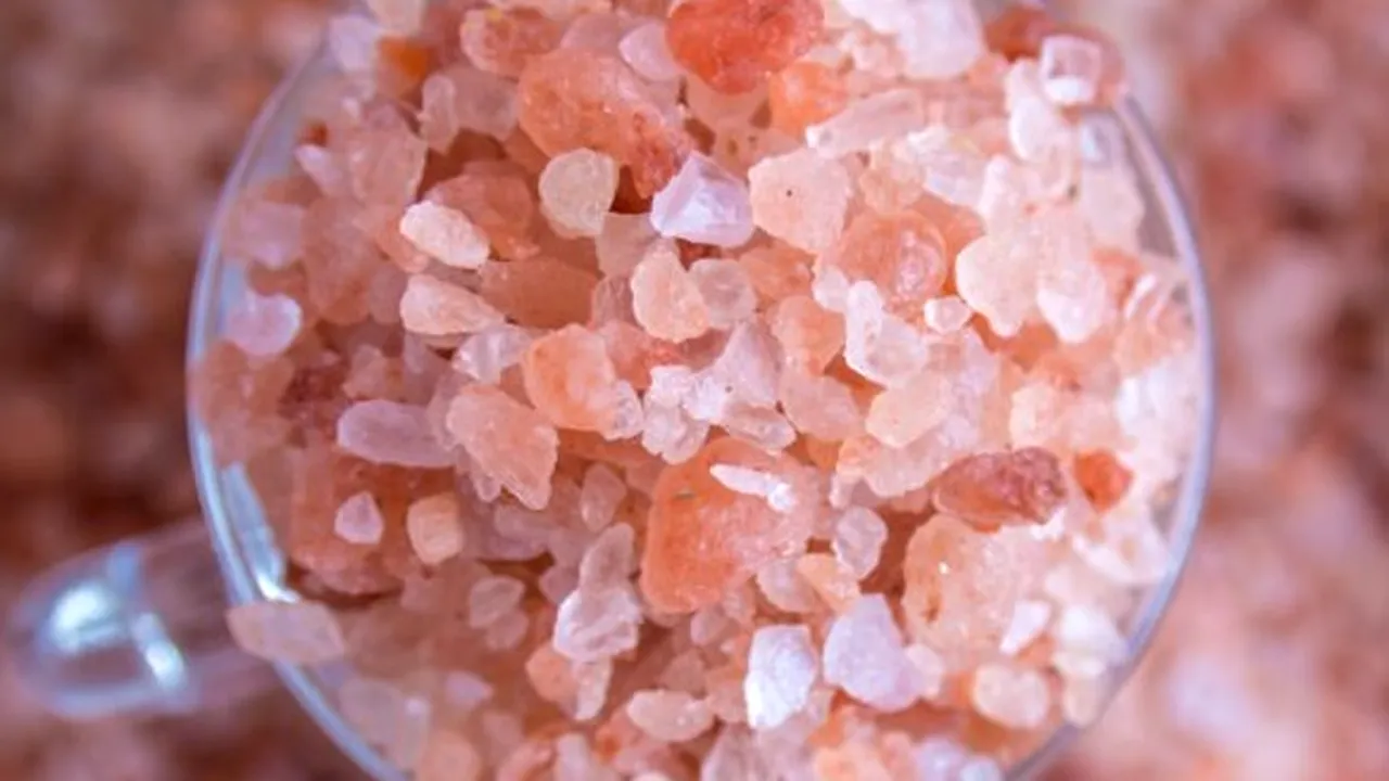 Sarea naturală, mai poluată ca niciodată: microplastice detectate și în saline izolate