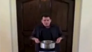 Charlie Sheen a participat la provocarea găleţii cu gheaţă într-un mod inedit. Gestul făcut de actor - VIDEO