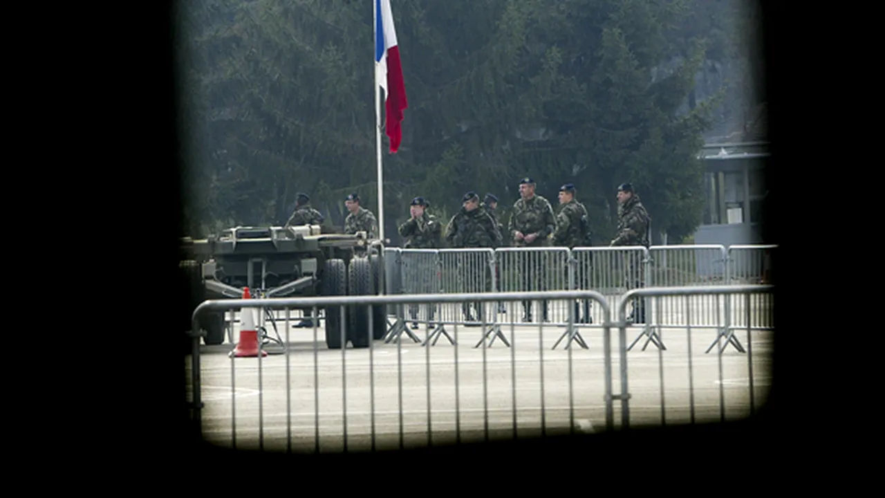 Un grup de romi români au ocupat o cazarmă dezafectată a armatei franceze