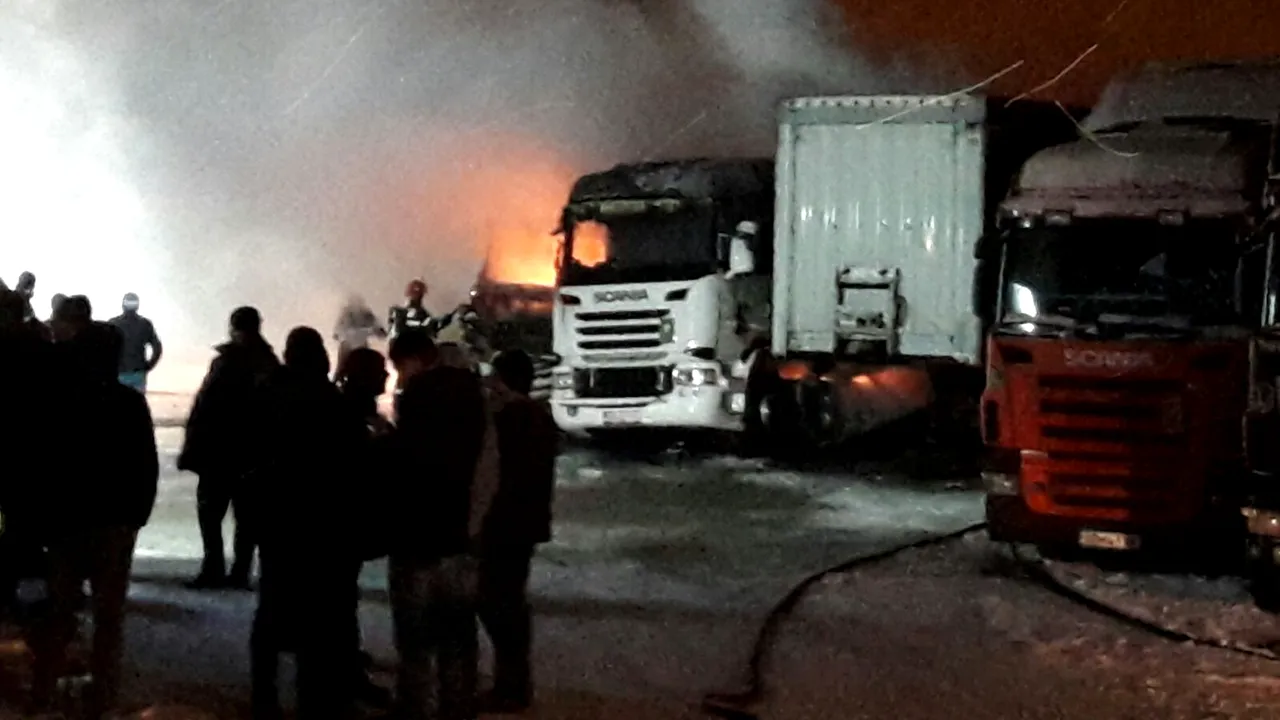 GALERIE FOTO Patru TIR-uri parcate au luat foc în judeţul Sibiu