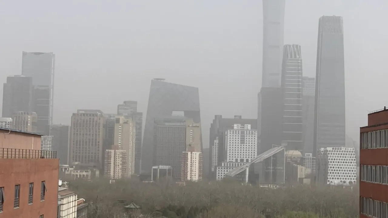 Furtună de nisip la Beijing şi în nordul Chinei. Poluarea atmosferică a atins cote maxime