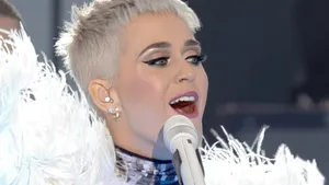 FOTO Costumul impresionant al lui Katy Perry de la concertul One Love Manchester. Ce semnificaţie specială a avut