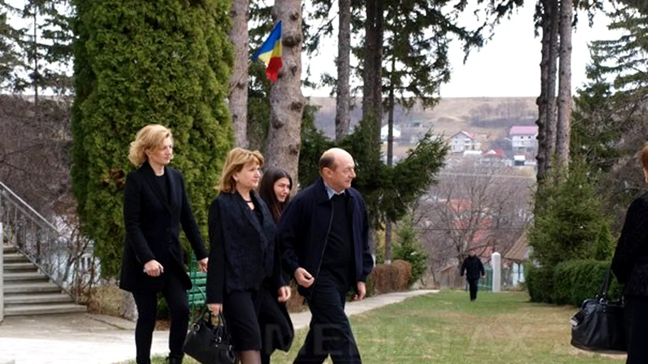 Familia prezidenţială a ajuns la Suceava, pentru înmormântarea soacrei lui Traian Băsescu - FOTO
