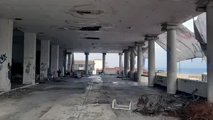 Cazinoul din Mamaia, simbolul staţiunii estivale, aruncat în mizerie şi nepăsare