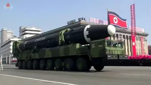 Coreea de Nord, demonstraţie de forţă: Paradă militară de amploare, cu o zi înainte de începerea Jocurilor Olimpice de la Pyeongchang. Kim Jong-un, alături de soţie | FOTO, VIDEO