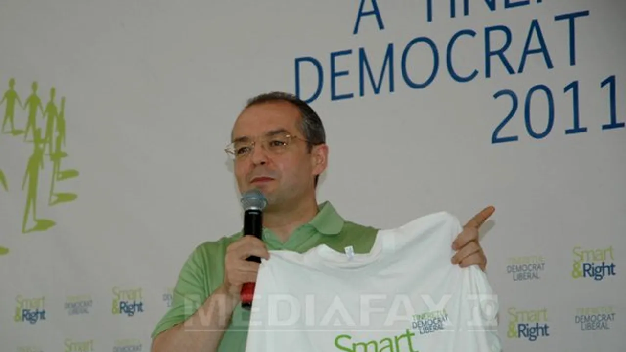 Boc şi Lăzăroiu, îmbrăcaţi în verde la Şcoala de vară a Tineretului PDL. Ce slogan au tinerii politicieni